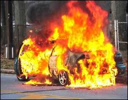 અ\'વાદ: શાહીબાગ ડફનાળા નજીક BMW કારમાં ભીષણ આગ, નાસભાગ મચી