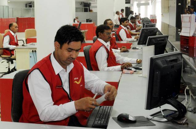 દેશમાં 2 લાખથી વધારે એટીએમ અને 1.5 લાખ પોસ્ટ ઓફિસ: આરબીઆઇ અનુસાર, દેશમાં હાલના સમયે 2 લાખથી વધારે એટીએમ છે. આશરે 1.4 લાખ બેન્ક બ્રાંચ છે. તેમાં બેન્ક, ક્ષેત્રિય ગ્રામીણ બેન અને કોઓપરેટિવ બેન્કની બ્રાંચિસનો સમાવેશ થાય છે. એ જ રીતે, 1.5 લાખથી વધારે પોસ્ટ ઓફિસ છે. નોટ બદલવા માટે કોઇ પણ બેન્ક બ્રાંચ કે પોસ્ટ ઓફિસમાં જઇ શકાય છે.