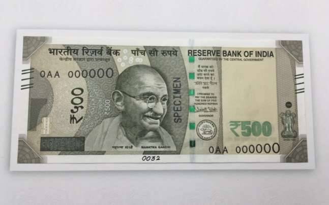 500 રૂપિયાની નોટની પાછલ લાલ કિલ્લો જોવા મળશે. 500 રૂપિયાની નવી નોટની પાછલ એક બાજુ સ્વચ્છ ભારત અભિયાનની તસવીર છપાયેલ હશે. જેમાં મહાત્મા ગાંધીના ચશ્માની તસવીર હશે. 500 રૂપિયાની નવી નોટમાં રકમ હિન્દીમાં પણ લખેલા હશે. જૂની નોટની સરખામણીમાં મહાત્મા ગાંધીની તસવીરનું સ્થાન ફેરવવામાં આવ્યું છે. આરબીઆઈ ગવર્નરની સાઈન જમણી બાજુ હશે. 