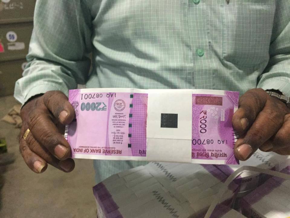 Rs 2000 Notes RBI issued a new update regarding 2000 rupee notes 2000 Rupees Note: હજુ પણ તમારી પાસે છે 2000 રૂપિયાની નોટ બદલવાની તક, RBIએ બતાવ્યો રસ્તો