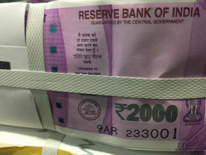 કાળાં નાણાં રાખનારા લોકો વધારે રકમની નોટો સંઘરતા હોય છે તેથી હવે પછી 2000 રૂપિયાની નોટો વધારે પ્રમાણમાં સંઘરશે. સરકારી એજન્સીઓ આ કાળાં નાણાંવાળા પર ત્રાટકે ત્યારે સરળતાથી 2000 રૂપિયાની નોટોને પકડી લેવાશે એવી વાતો પણ આવી છે.