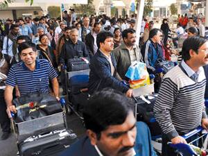 જોકે, આ પ્રવાસીઓ પાસે ક્રેડિટ કાર્ડ્સ હશે તો તેમના માટે રાહત રહેશે. તેઓ પોતાના ક્રેડિસ કાર્ડ્સનો ઉપયોગ કરીને સુરક્ષિત રીતે પોતાના ઘરે પાછા ફરી શકશે. વિદેશી પ્રવાસીઓને પણ આ સ્થિતિનો સામનો કરી રહ્યા છે. 