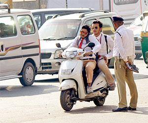 અમદાવાદમાં ટ્રાફિકના નિયમો તોડશો તો પણ હવે નહીં થશે દંડ, પોલીસ કેમ લોકો પર મહેરબાન, જાણો અમદાવાદમાં ટ્રાફિકના નિયમો તોડશો તો પણ હવે નહીં થશે દંડ, પોલીસ કેમ લોકો પર મહેરબાન, જાણો