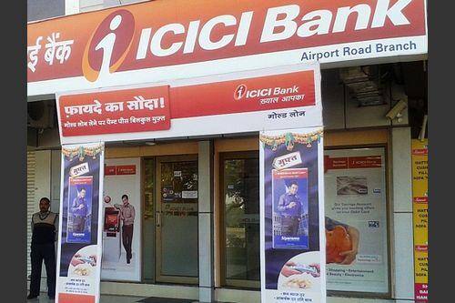 તેવી જ રીતે ICICI બેંક 10 અને 11 નવેમ્બરના રોજ સવારે 8 કલાકથી સાંજે 8 કલાક સુધી એટલે કે 12 કલાક ખુલ્લી રહેશે. ગ્રાહકોના ઘસારાને ધ્યાનમાં રાખતા ICICI બેંકે વધારાના કાઉન્ટર ખોલવાની પણ જાહેરાત કરી છે. ICICI બેંકના ગ્રાહકો માટે એટીએમમાંથી ઉપાડની 5 ટ્રાન્ઝેક્શનની જે મર્યાદા લાદવામાં આવી છે તેમાં પણ રાહત આપવામાં આવી છે. એટલે કે બેંકના ગ્રાહકો 31 ડિસેમ્બર સુધી એક મહિનામાં 5થી વધારે ટ્રાન્ઝેક્શન કોઈપણ ફી વગર કરી શકશે.