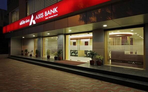 એક્સિસ બેંક પણ પોતાના ગ્રાહકોને એટીએમમાંથી ઉપાડની 5 ટ્રાન્ઝેક્શનની મર્યાદમાં છૂટછાટ આપી છે. એટલે કે એક્સિસ બેંકના ગ્રાહકો પણ 31 ડિસેમ્બર સુધી 5થી વધારે ટ્રાન્ઝેક્શન કોઈપણ વધારાના ચાર્જ વગર કરી શકશે. એક્સિસ બેંક પણ સવારે 8 કલાકથી રાત્રે 8 કલાક સુધી એટલે કે 12 કલાક ખુલ્લી રહેશે.