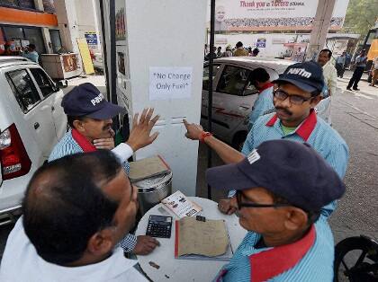 પ્રધાને જણાવ્યું હતું કે, અમે તમામ એલપીજી ડિસ્ટ્રીબ્યૂટર્સ અને પબ્લિક સેક્ટરની ઓઇલ માર્કેટિંગ કંપનીઓને નિર્દેશ આપ્યા છે કે તેઓ આગામી 72 કલાક સુધી જૂની ચલણી નોટનો સ્વિકાર કરે.