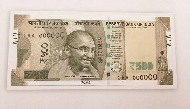 જૂની 500 અને 1000 નોટની સામે 500 અને 2000ની નવી નોટ સરકારે બહાર પાડી છે. જોકે આજે બેંક અને પોસ્ટ ઓફિસમાં જૂની નોટની સામે માત્ર 2000 રૂપિયાની જ નોટો મળી રહી છે. 500 રૂપિયાની નવી નોટ ન મળવા પાછળનું કોઈ સ્પષ્ટ કારણ હાલમાં જાણવા મળી શક્યું નથી.