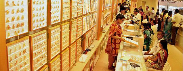 અમદાવાદનાં બજારોમાં સોનાના ભાવ દસ ગ્રામના 50 હજાર રૂપિયાની આસપાસ બોલાયા હોવાની ચર્ચા છે ત્યારે રાજકોટ બધાંને ટપી ગયું છે. રાજકોટમાં મુંબઈના ઘાટકોપરના એક બિલ્ડરે દસ ગ્રામના રૂપિયા 62 હજારના ભાવે સોનાની ખરીદી કરતાં સૌ આંચકો ખાઈ ગયા છે.