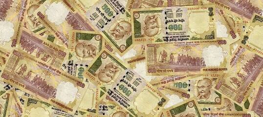 નવી દિલ્હી: 500 અને 1000ની નોટો બંધ કર્યા બાદ હવે સરકાર કાળા નાણાં પર ગાળીયો વધુ મજબૂત કરવા આગળ વધી રહી છે. સૂત્રોના જણાવ્યાનુસાર કાળા નાણાં પર અંકુશ લાવવા માટે સરકાર અનેક કડક પગલા લેવાની તૈયારી કરી રહી છે. જેમાં એક મર્યાદાથી વધારે રકમની રોકડ લેવડ દેવડ ઉપર પ્રતિબંધ લગાવવાનો સમાવેશ થાય છે. કાળા નાણાં પર અંકુશ મેળવવા માટે સરકાર 5 લાખથી વધારેની રોકડ લેવડ દેવડ પર પ્રતિબંધ મુકે તેવી શક્યતા જણાઈ રહી છે એટલે કે કોઈપણ વ્યક્તિ રૂપિયા 5 લાખ સુધી રોકડમાં લેવડ દેવડ કરી શકશે. 5 લાખથી વધારેની લેવડ દેવડ રોકમાં થઈ શકશે નહીં. માટે વધારે રકમની લેવડ દેવડ માટેચેક, ટ્રાવેલ ચેક, ડીડી કે અન્ય રીતે કરવી પડશે.