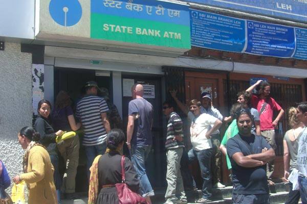 કેન્દ્રની નરેન્દ્ર મોદી સરકારે 500 રૂપિયા અને 1000 રૂપિયાની નોટો બંધ કરી તેના કારણે બે દિવસ માટે દેશભરમાં એટીએમ બંધ રખાયાં હતાં. એટીએમમાંથી જૂની નોટો કાઢીને નવી નોટો ભરવા માટે બે દિવસ એટીએમ બંધ રખાયાં હતાં પણ બેંકોનું તંત્ર પહોંચી ના વળતાં લોકોની તકલીફો ઘટવાન બદલે વધી છે. 
