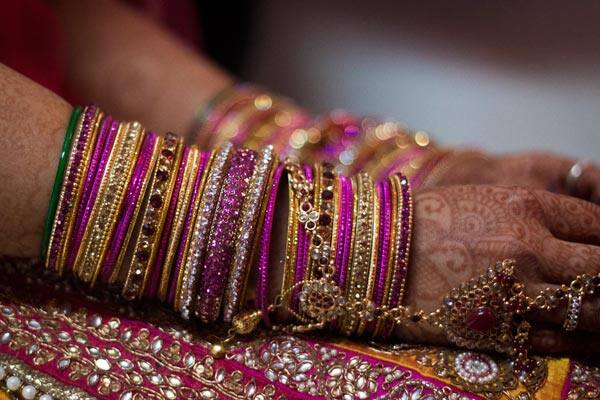 ગત ગુરુવારે મોનિકાના માતા-પિતા ફૂલ સ્ટોર પર ગયા હતા. આ સમયે મોનિકાએ પંખા પર લટકીને આપઘાત કરી લીધો હતો. મોનિકાને તેના પિતાએ ફૂલ લેવા જતાં પહેલા ફૂલ સ્ટોર પર જવાનું કહ્યું હતું. આ પછી તેઓ ફૂલ સ્ટોર પર ચાલ્યા ગયા હતા. તેમના ગયા પછી પાડોશીઓએ તેમની દીકરીએ ગળેફાંસો ખાધો હોવાની જાણ કરતાં તેઓ ઘરે દોડી આવ્યા હતા અને દરવાજો તોડી દીકરીને નીચે ઉતારી હતી. આ પછી પોલીસને જાણ કરતાં પોલીસ તાત્કાલિક ઘટના સ્થળે આવી પહોંચી હતી. 