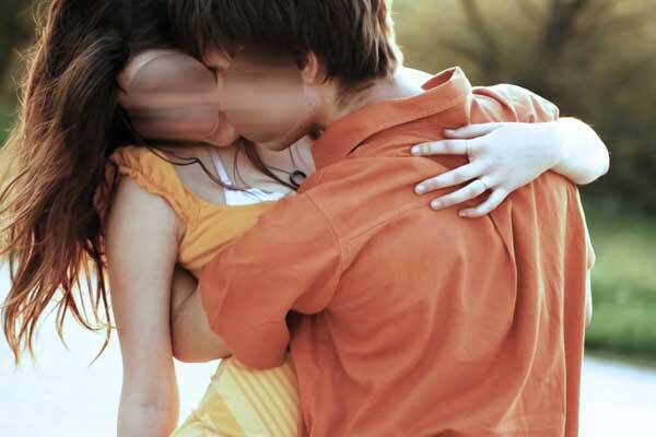 આ ઘટનાની વિગતો એવી છે કે, તળાજા તાલુકા બોરડા ગામમાં રહેતી શાંતુબેન બાંભણીયાના પતિ ધીરુભાઈએ આજથી બે વર્ષ પહેલા આપઘાત કરી લેતાં શાંતુબેન વિધવા થયા હતા. આ પછી તેઓ 15 વર્ષનો દીકરો અને 12 વર્ષની દીકરીનું ભરણપોષણ કરવા માટે છૂટક મજૂરી કરતાં હતા. દરમિયાન તેમને ગામનાજ યુવક મકા વાલજી ભાલીયા સાથે પ્રેમસંબંધ બંધાયા હતા.