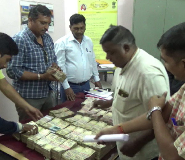 કેવડિયા કોલોનીથી સુરત જતી ગાડીમાં મોટી રકમ હોવાનીબાતમી કેવડિયાના પી.આઇ. ડી.વી. પ્રસાદને મળી હતી. પીઆઇની સાથે કોન્સ્ટેબલ ઉમેશ પારેખ, મુનીર ગરાસિયા અને શાંતિલાલ સહિતની પોલીસ ટીમે શંકાસ્પદ ઇનોવા ગાડીનો પીછો કરી તેને ફૂલવાડી ગામ નજીક અટકાવી હતી. 