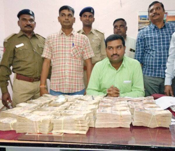  રાજપીપળા: કેન્દ્ર સરકારે 500 અને 1000ના દરની ચલણી નોટો રદ કરી નાંખ્યાં બાદ લોકો તેમની પાસે રહેલી જુની નોટો વટાવવા દોડધામ કરી રહયાં છે ત્યારે નર્મદા જિલ્લાના ફૂલવાડી પાસેથી પોલીસે સુરતના ખેડૂત પાસેથી 500 તથા 1000ના દરની બે કોથળા ભરીને ચલણી નોટો પકડતાં પોલીસની આંખો પણ ફાટી ગઈ હતી.