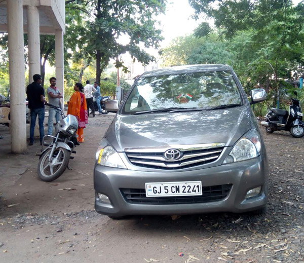 આ નોટોની કિંમત 1.20 કરોડ રૂપિયા થાય છે. સામાન્ય ખેડૂત પાસેથી આટલી રકમ મળતાં પોલીસ પણ દંગ થઈ ગઈ હતી. પોલીસે આપેલી માહિતી પ્રમાણે કેવડિયા કોલોનીથી સુરત જતી ઈનોવા ગાડીમાં મોટી રકમ હોવાની બાતમી કેવડિયાના પી.આઇ. ડી.વી. પ્રસાદને મળી હતી.