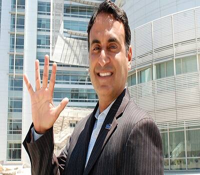 ૨૫ વર્ષીય શ્રી નિરજ અંતાણી ઓહિયો ૪૨ ડિસ્ટ્રીકટમાંથી સ્ટેટ રિપ્રેઝન્ટેટીવ તરીકે ચૂંટાઈ આવ્યા છે. શ્રી નિરજ અંતાણીએ ૬૩ ટકા મત સાથે મેરિસ હેન્ડિલીને ૩૭ ટકા વોટ સાથે હરાવ્યા છે. અને ફરીવાર તેઓ બે વર્ષ માટે કામગીરી બજાવશે. શ્રી નિરજ અંતાણીએ બેચલર્સ ઈન પોલીટીકલ સાઈન્સમાં ગ્રેજ્યુએટ ડિગ્રી ઓહિયો સ્ટેટ યુનિવર્સિટીમાંથી પ્રાપ્ત કરી છે. તેમણે યૂનિવર્સિટી ઓફ ડેયટન સ્કુલ ઓફ લો માંથી ડોકટરેટની ડિગ્રી મેળવી છે. તેમણે આ પહેલા ૨૦૧૨માં કોમ્યુનિકેશન્સ ડાયરેકટર તરીકે ઓહિયો સ્ટેટ યુનિવર્સીટીમાં તથા ચેર પર્સન તરીકે રોમને ઓહિયોમાં સેવાઓ આપી છે. ફોર્બ્સ મેગેઝિન દ્વારા તેઓ ‘ટોપ ૩૦ અન્ડર ૩૦' ના લીસ્ટમાં લો અને પોલિટીક્સ માટે પસંદ કરવામાં આવ્યા હતા.