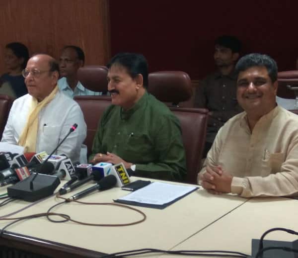 ગુજરાતના કોંગ્રેસ પ્રદેશ અધ્યક્ષ ભરતસિંહ સોલંકીએ કહ્યું હતું કે, ગુજરાતમાં લાખો યુવાનો બેકાર છે, બીજુ બાજુ લાખો યુવકો ફિક્સ વેતન અને કોન્ટ્રાક્ટ પર કામ કરે છે. ભરતસિંહ સોલંકીએ ભાજપ સરકાર ઉપર આકરા પ્રહારો કરતા કહ્યું હતું કે, ગુજરાતમાં ભાજપ સરકાર જે રીતે કામ કરી રહી છે તેનાથી સમાજનો તમામ વર્ગ ત્રાહીમામ પોકારી ગયો છે. બે દિવસના પ્રતિક ધરણા બાદ જો સરકાર આ મુદ્દે ધ્યાન નહીં આપે તો કોંગ્રેસ દ્વારા ઉગ્ર આંદોલન કરવાની ચીમકી આપી હતી.