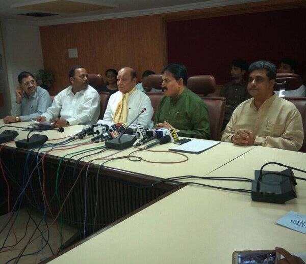 ફિક્સ પગારનું કોકડું એવું ગૂંચવાયું છે કે ૨૦૧૧માં ગુજરાત સરકાર હાઈકોર્ટમાં કેસ હારી ગઈ પછી અર્થઘટન કરવા માટે સરકાર હાઈકોર્ટમાં અપીલમાં ગઈ. ત્યાં પણ કેસ હારી ગઈ પછી ફેબ્રુઆરી ૨૦૧૨માં સરકાર સુપ્રીમમાં ગઈ. ચાર વર્ષ થયાં સુપ્રીમમાં એક વાર પણ કેસ ચાલ્યો જ નથી. સરકારે ટોસ જીતીને પહેલો દાવ લીધો છે પણ રમવા જ નથી ઊતરતી. 