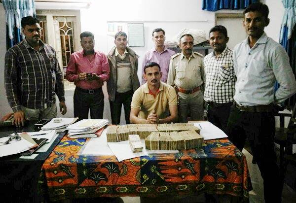 રાજકોટ પોલીસે શંકાના આધારે એક કંપનીના મીની ટ્રકની તલાસી લેતાં તેમાંથી 10 થેલા ભરીને 500 ને 1000 રૂપિયાની જૂની નોટો કબજે કરી હતી.  પોલીસે આ રીતે અઢી કરોડની રદ્દ કરાયેલી રોકડ રકમ પોલીસે જપ્ત  કરી હતી. ગાડીમાં રખાયેલાં નાણાં ધીરૂભાઈ સુવાગિયાના મેંદરડા સ્થિત ઘરે પહોંચાડવાના હતા.  