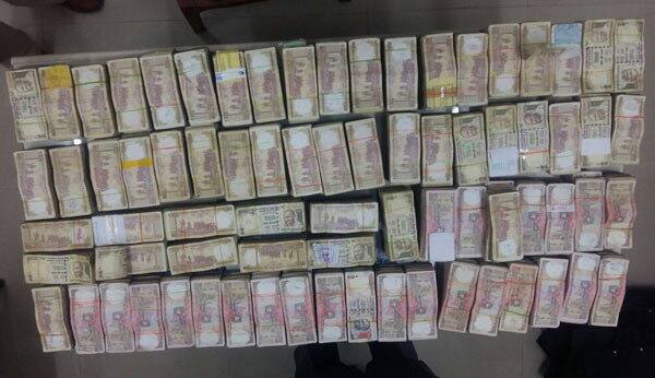 પોલીસે આપેલી માહિતી પ્રમાણે વીરપુર પોલીસ સ્ટેશનના પીએસઆઈ પીએસઆઈ ઘનશ્યામસિંહ જાડેજા સહિતની વીરપુર પોલીસની ટીમે પીઠડીયા પાસેથી જીજે3 એક્સ 8487 નંબરની મીની ટ્રકને અટકાવીને તલાસી લીધી હતી. આ તલાશીમાં 25 લાખના 10 થેલા મળી આવતાં પોલીસ પણ દંગ થઈ ગઈ હતી.