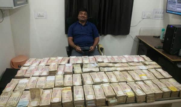 પોલીસે આ ઘટનામાં  રજનીકાંત ખૂંટ(રહીશ- મવડી, રાજકોટ) અને ડ્રાઈવર બાવનજી પટેલ (રહીશ- મવડી, રાજકોટ)ની અટકાયત કરી હતી. મીની ટ્રકમાંથી પકડાયેલી રદ્દ કરાયેલી અઢી કરોડની નોટો રાજકોટની જાણીતી પંપ મેકર કંપની ફાલ્કનનું હોવાનું પોલીસે જણાવ્યું હતું.  