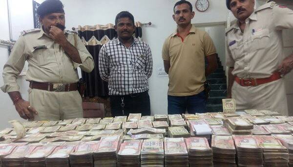 આ રકમ પકડાયા બાદ પોલીસ પર ભલામણોનો મારો થયો હતો પરંતુ પોલીસે મચક નહીં આપી ઈન્કમ ટેક્સ વિભાગને જાણ કરી હતી. ડીવાયએસપી એસ.જી.પાટીલના જણાવ્યા મુજબ ફાલ્કન કંપનીના વાહનમાં બોક્સ નીચે રોકડ રકમના થેલા સંતાડવામાં આવ્યા હતાં. આ રકમ રાજકોટથી ફાલ્કન કંપનીના માલિક લઈ જવાતી હતી