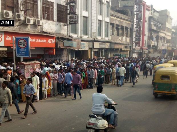 વાયરલ થયેલા મેસેજમાં જણાવવામાં આવ્યું છે કે જેમના ઘરે કોઇના લગ્ન હોય તેવા પરિવારોએ લગ્નની કંકોત્રી પર તેમના વિસ્તારના ડીસીપીના સહી-સિક્કા કરીને તે કંકોત્રી આરબીઆઇમાં બતાવવાથી એક સાથે પાંચ લાખ રૂપિયા ઉપાડી શકાશે. તપાસ કરતા ખ્યાલ આવ્યો કે આ મેસેજ તદ્દન ખોટો હોવાનો ખુલાસો સુરત પોલીસે કર્યો હતો. 