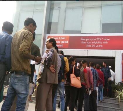 નિષ્ણાંતોના મતે જિલ્લા સહકારી બેન્કો જૂની નોટો લઈ શકશે નહીં અને નવી નોટો આપી શકશે નહીં તો ગામડાઓનું અર્થતંત્ર ભાંગી પડશે. જોકે, અર્બન, નાગરિક, શીડ્યુલ સહિતની કો-ઓપરેટીવ બેન્કોમાં કોઇ પણ વ્યક્તિ રૂપિયા એક્સચેન્જ કરી શકશે અથવા પોતાના રૂપિયા ડિપોઝીટ કરી શકશે.