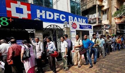 સરકારે જૂની નોટના ઉપયોગ પર 24 નવેમ્બર સુધી રાહત આપી હતી. તેમણે કહ્યું કે, એર ટિકિટ, રેલ ટિકિટમાં પણ હવે જૂની નોટ ચલાવવામાં આવશે. તે સિવાય રિઝર્વ બેન્ક ટાસ્ક ફોર્સ બનાવશે. દાસે જણાવ્યુ હતું કે, બેન્કો અને પોસ્ટ ઓફિસમાં કેશ વધારવામાં આવશે. પેશનર્સ 15 જાન્યુઆરી સુધી લાઈફ સર્ટીફિકેટ આપી શકશે. તે સિવાય રિઝર્વ બેન્ક ગામડાઓમાં મોબાઇલ વાન પણ ચલાવશે છે જેથી લોકોને સુવિધા રહે.