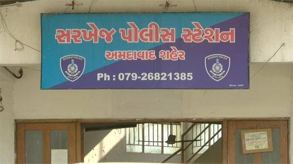 10 લાખ રૂપિયા 3 સખ્સો લઇને ફરાર થઇ જતા પોલીસને જાણ કરતા પોલીસે ફરિયાદીને કહ્યું કે આટલા પૈસા આવ્યાં ક્યાંથી તેમ કરીને હદની માથાકુટ કરી. સાથે જ જ્યારે બનાવ બન્યો ત્યારે પોલીસે ફરિયાદીએ પોલીસ કંન્ટ્રોલમાં આઠેક વખત કોલ કર્યો. આ પછી પણ ગ્રામ્ય પોલીસ અને શહેર પોલીસે તેમને ધક્કા ખવડાવ્યા અને અંતે હદનો વિવાદ પૂર્ણ થયા બાદ સરખેજ પોલીસે ફરિયાદ નોંધી.