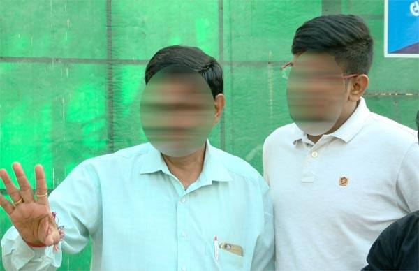 વાત એવી છે કે, ગોતામાં રહેતા એક સરકારી કર્મચારીની દીકરીના થોડા સમય પછી લગ્ન છે. દીકરીના લગ્ન માટે તેમણે 10 લાખ રૂપિયા રાખી મૂક્યા હતા. તેમણે આ રૂપિયા વટાવવા માટે વચેટિયાઓનો સંપર્ક સાધ્યો હતો. આ પછી 12મી નવેમ્બરે તેમણે ઇન્કમટેક્સ સ્થિત રિવરફ્રન્ટ પર મુલાકાત કરી હતી. જ્યાં તેમની વચ્ચે 50 હજાર રૂપિયા વટાવ પેટે આપવાનું નક્કી કરાયું હતું. જેની સામે વચેટિયાઓ 9.5 લાખ રૂપિયા આપવાના હતા. 