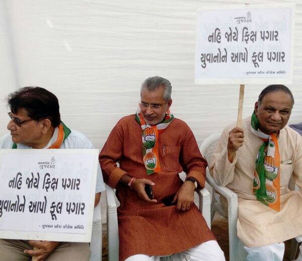 કોંગ્રેસ પ્રદેશ પ્રમુખ સોલંકીએ કહ્યું હતું કે ભાજપ સરકાર કરકસરના બહાના હેઠળ ફિક્સ પગારના નામે મોટા ભાગના કામનું આઉટસોર્સીગ કરીને ગુજરાતના યુવાનોનું આર્થિક શોષણ કરે છે, બીજીબાજુ આઉટ સોર્સીગના કોન્ટ્રાકટ મળતીયાઓને આપીને સરકારી તિજોરીમાંથી કરોડો રૂપિયા લૂંટાઈ રહ્યા છે.