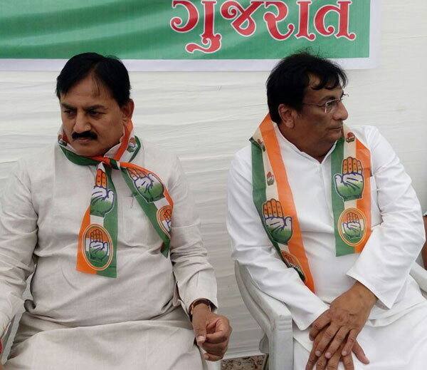 સોલંકી અને વાઘેલા બંનેએ કોંગ્રેસી કાર્યકરોને સંબોધતાં જાહેરાત કરી હતી કે ગુજરાતમાં કોંગ્રેસની સરકાર આવશે તો ફિકસ પગારદારોને પૂરો પગાર આપવામાં આવશે. કોંગ્રેસની સરકાર આવશે તો 60 લાખ બેરોજગારોને બેકારી ભથ્થું આપવામાં આવશે તેવી પણ હૈયાધારણા બંનેએ આપી હતી.