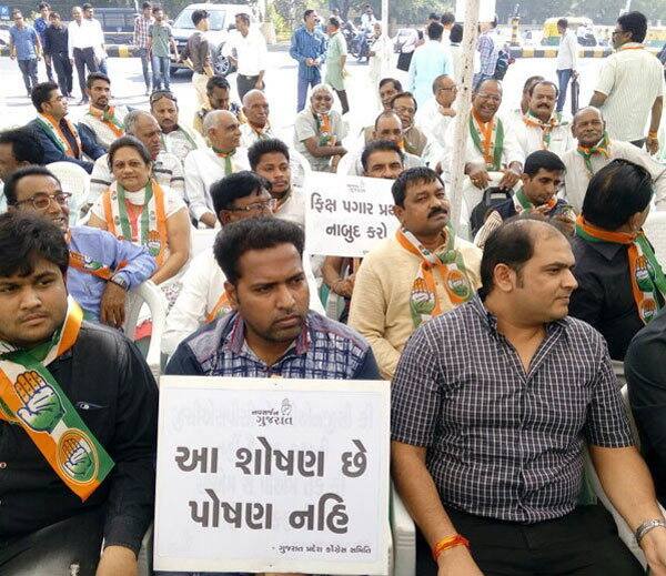 દિપક બાબરિયાએ રોજગાર કચેરી બેરોજગારોને કોલલેટર મોકલીને રોજગારી મળી ગઇ હોય તેવો ખોટો રેકોર્ડ ઉભો કરે છે અને સરકાર તેની વાહવાહી કરે છે તેવો આક્ષેપ કર્યો હતો. કોંગ્રેસે જાહેરાત કરી હતી કે આગામી દિવસોમાં કોંગ્રેસ બેરોજગાર નીતિ જાહેર કરી બેરોજગારોને કેટલું ભથ્થું આપવું એ સહિતની વિગત જાહેર કરાશે.