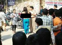 નવી દિલ્લીના મયુર વિહારમાં ATM ની લાંબી લાઇન જોઇને યુવતીએ ઉતાર્યુ ટૉપ, જાણો પછી શું થયું