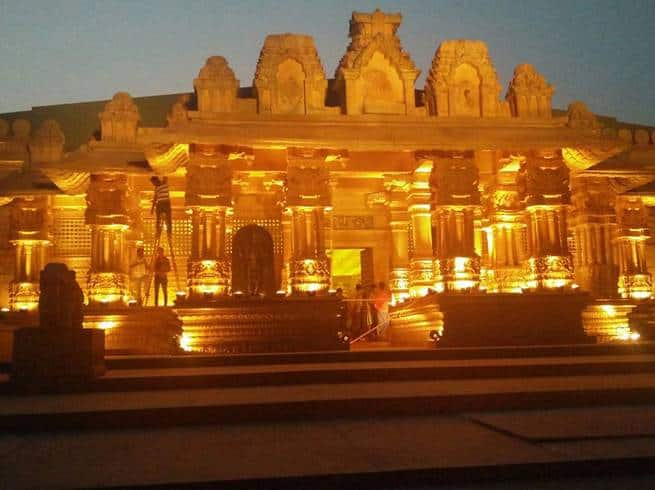 બેંગ્લુરુઃ કર્નાટકના પૂર્વ મિનિસ્ટર જી.જર્નાદન રેડ્ડીની દિકરી બ્રાહ્મણીના શાહી લગ્ન આજે બુધવારે યોજાશે. મીડિયોમાં આવેલા અહેવાલો મુજબ આ લગ્નમાં 500 કરોડ રૂપિયાનો ખર્ચ કરવામાં આવશે. ખાણ ખનીજ વેપાર સાથે જોડાયેલા 49 વર્ષના જર્નાદન રેડ્ડી ભાજપના પૂર્વ મંત્રી રહી ચુક્યા છે. તેઓ 2008 થી 2011 સુધી મંત્ર હતા. ખનન કૌભાંડમાં 3 વર્ષની તેમને જેલની સજા પણ થઇ હતી. રેડ્ડીને ગયા વર્ષે જામીન મળ્યા હતા.