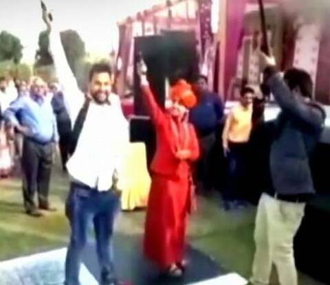 લગ્ન સમારોહમાં સાધ્વીએ કર્યું ફાયરિંગ, એક મહિલાનું મોત, ચાર લોકો ઘાયલ લગ્ન સમારોહમાં સાધ્વીએ કર્યું ફાયરિંગ, એક મહિલાનું મોત, ચાર લોકો ઘાયલ