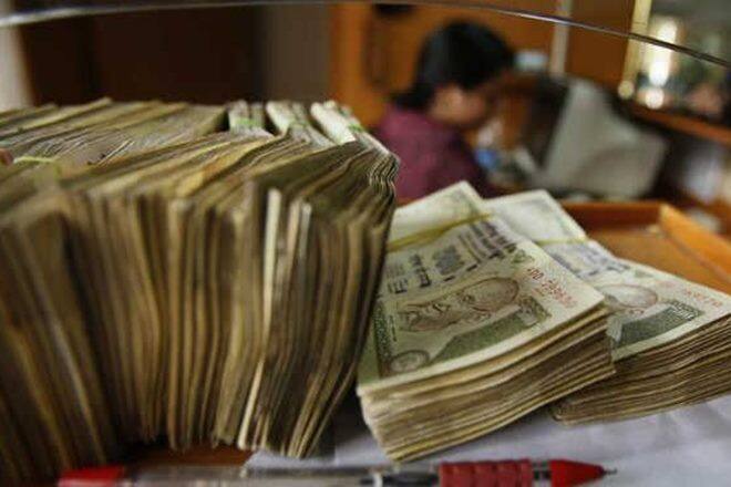 વાર્ષિક રૂપિયા ૨.૫૦ લાખથી વધુનો પગાર મેળવતા હંગામી કર્મચારીઓને પણ આ માહિતી આપવા આદેશ કરાયો છે. ૫૦૦ અને ૧૦૦૦ની નોટ રદ થયા બાદ સરકારી કર્મચારીઓના ખાતામાં રોજબરોજ ટ્રાન્ઝેકશનો પર નજર રાખવા માટે આ પગલું ભરાયુ હોવાનું કહેવામાં આવી રહ્યું છે. કેટલાક અધિકારીઓ અને કર્મચારીઓના રિટર્નમાં તમામ આવક અને બચત દર્શાવવામાં આવતી નથી. આથી તમામ કર્મચારીઓએ ઓકટોબર-૨૦૧૬ સુધીની બચત અને રોકાણની માહિતી પણ આપવાનો આદેશ કરાયો છે.