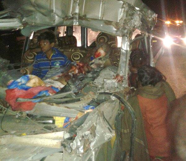 મળેલી માહિતી મુજબ અકસ્‍માતને કારણે હાઈવે પર અફરા તફરીનો માહોલ સર્જાયો હતો. ધટનાની જાણ થતાં પોલીસ ધટનાસ્‍થળે આવી પહોંચી હતી. આબુરોડ નજીક આવેલા સિરોહીના રસ્‍તા પરથી મોડી રાત્રે જીપ પસાર થઈ રહી હતી. આ જીપમાં સવાર ભરૂચ જિલ્લાના લોકો રામદેવરાથી દર્શન કરીને પરત ફરી રહ્યાં હતા. 