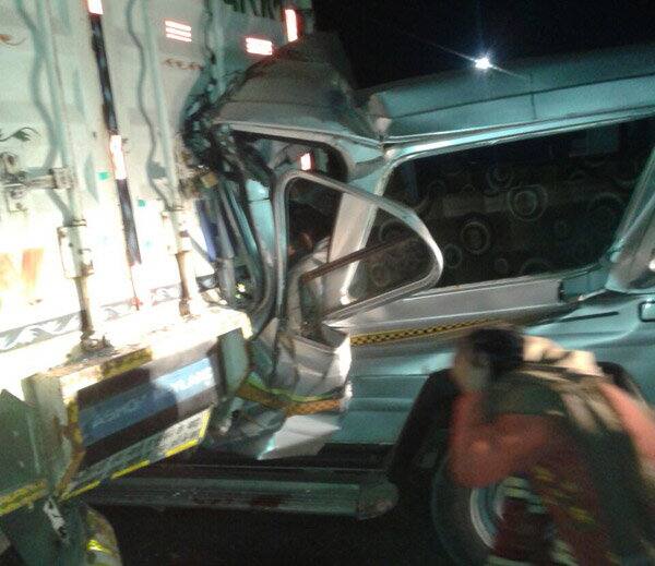 અમદાવાદ: આબુ રોડ નજીક શિરોહી માર્ગ ઉપર ટ્રક અને જીપ ધડાકા સાથે ટકરાતા ભરુચની એક મહિલા સહિત પાંચ લોકોના મોત થઇ ગયા છે. તમામ મૃતકો ગુજરાતના ભરુચના હતા. જીપમાં સવાર મુસાફરો રામદેવરાથી દર્શન કરીને પરત ફરી રહ્યા હતા તે દરમિયાન અકસ્‍માત થયો હતો.