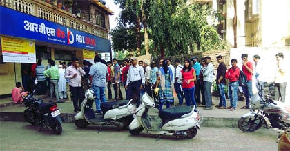 નોટબંધી બાદ ખાંડ અને મીઠાના ભાવ વધશે તેવી અફવા ફેલાઇ હતી જેથી લોકોએ જરૂરિયાત કરતાં વધુ અને ઊંચી કિંમતે મીઠુ ખરીદવા દોડી ગયા હતા. સરકારે ખુલાસો કર્યો હતો કે, પુરતા પ્રમાણમાં જથ્થો ઉપલબ્ધ છે. વોટ્સઅપના જમાનામાં અફવા ફેલાતા સહેજ પણ સમય લાગતો નથી. પોલીસ પણ અફવા ફેલાવનારા લોકોને પકડવામાં લાગી ગઇ છે. 