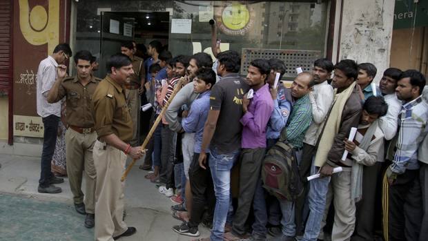 દરેક બેન્કમાં 500 અને 1000 રૂપિયાની ચલણી નોટો બદલાવવા ફોર્મ ભરવું પડે છે. ફોર્મમાં નોટ બદલાવનાર વ્યક્તિની ઓળખના પુરાવાની વિગત આપવી જરૂરી છે. રિઝર્વ બેન્કે આધાર કાર્ડ, પાન કાર્ડ, નરેગા ઓળખ કાર્ડ, વોટર્સ આઈડી, ડ્રાઇવિંગ લાયસન્સ અને પાસપોર્ટ એ છ દસ્તાવેજને ઓળખના પુરાવા તરીકે માન્યતા આપી છે.