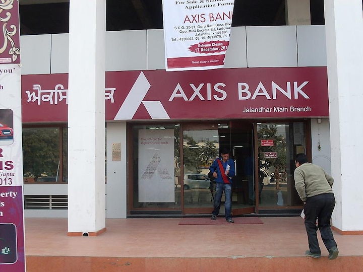 Axis Bank Big Chages In Minimum Account Balance Limits and Free cash transaction limits Axis Bank Update: एक्सिस बैंक के खाताधारकों के लिए मिनिमम अकाउंट बैलेंस रखने को लेकर आई जरुरी खबर