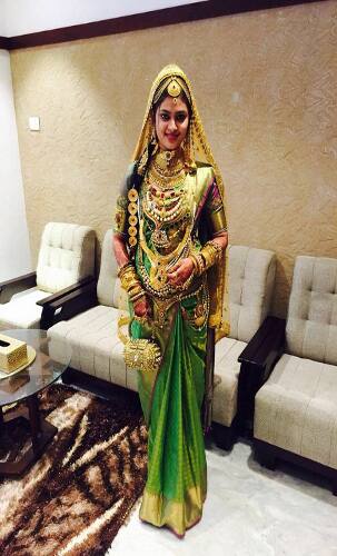 નવી દિલ્લીઃ દેશના 80 ટકા લોકો બેંકો અને ATM બહાર નોટો બદલા માટે લાઇનમાં ઉભા રહીને તકલીફ વેઠી રહ્યા છે. તેમાના ઘણાના ઘરે લગ્ન પ્રસંગ પણ છે. જે સરકારના નોટ બંધને લીધે મુશ્કેલીમાં મુકાય ગયા છે. આ કરન્સી ક્રાઇસિસ વચ્ચે દેશના સૌથી મોઘા લગ્ન સમારોહ ચર્ચાનું કારણ બન્યું છે. બીજેપીના નેતાઓને આ લગ્ન સમારોહથી દૂર રહેવા માટે કહવામાં આવ્યું હતું.