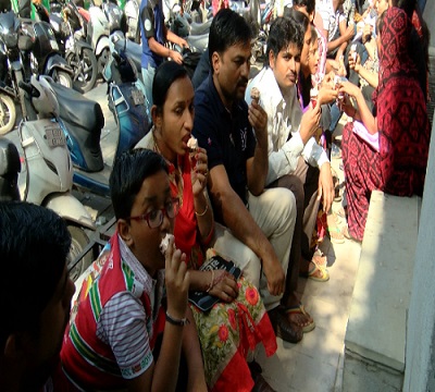 બેંકોની લાઇનમાં ઉભા રહેલા લોકોને આપવામાં આવી રહ્યો છે આઇસક્રીમ