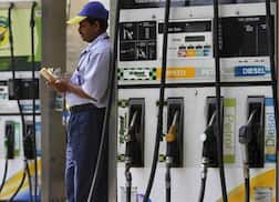 Petrol Diesel Price Today: বিশ্ববাজারে দেড় শতাংশ কমল অপরিশোধিত তেলের দাম, কলকাতায় কত হল পেট্রল-ডিজেল ?
