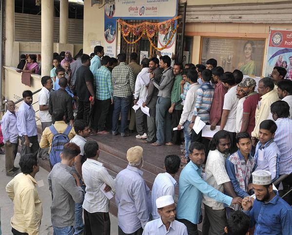  તેમણે દાવો કર્યો કે આંગળી પર શાહી લગાવવાની કામગીરી બુધવારથી શરૂ થઈ ચૂકી છે. તેનો મતલબ એ થયો કે જૂની નોટને બદલી ચૂકેલા ફરીથી લાઈન લગાવી શકશે નહીં. આ ઉપરાંત એક સપ્તાહની અંદર જ બે લાખ એટીએમમાંથી નવી નોટો મળવા માંડશે તેના કારણે પણ સ્‍થિતિમાં સુધારો થશે.