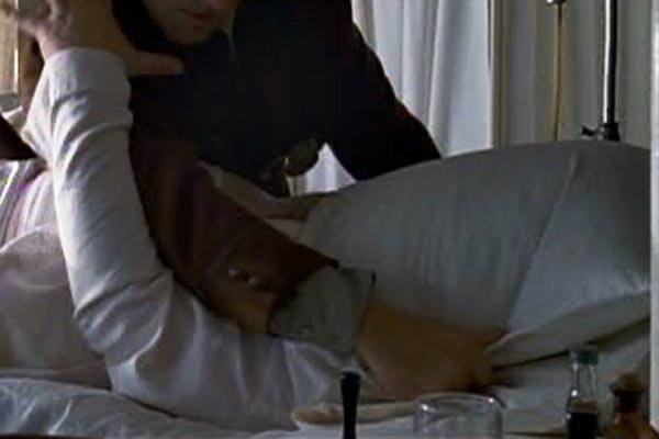 આ અંગેની વિગતો એવી છે કે, અન્ય યુવતી સાથે પ્રેમસંબંધને લઈને ગુરુવારે રાત્રે કિન્નર અને યુવક વચ્ચે ઝઘડો થયો હતો. આ ઝઘડો એટલો આગળ વધી ગયો હતો કે, રોષે ભરાયેલા કિન્નરે યુવકને ગળામાં પટ્ટો બાંધી ફટકાર્યો હતો અને પછી ગોતા વિસ્તારમાં આવેલા ઈન્ડિયન ઓઈલના પેટ્રોલપંપ પાછળના કૂવામાં ફેંકી દીધો હતો.