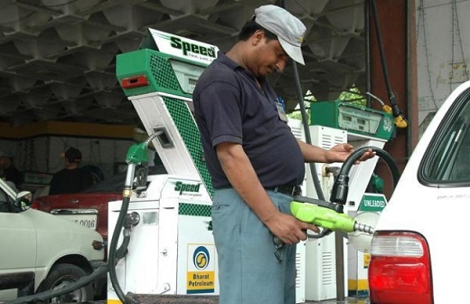 1. માત્ર ડેબિટ કાર્ડધારકને જ સુવિધાઃ પેટ્રોલ પંપથી રૂપિયા ઉપાડવા માટે તમારી પાસે ડેબિટ કાર્ડ હોવું જરૂરી છે. પાસબુકની મદદથી રૂપિયા ઉપાડી શકાશે નહીં.