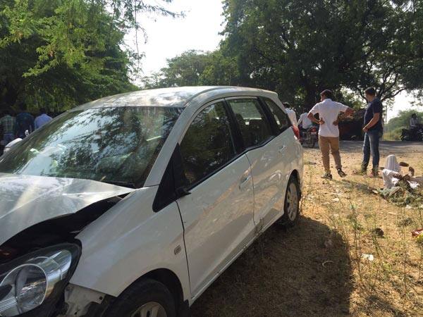 અક્સમાત થયો ત્યારે કારમાં સાંસદ નારણ કાછડિયા, જિલ્લા ભાજપના પૂર્વ પ્રમુખ ડો.કાનાબાર તેમજ અમરેલીના ઉદ્યોગપતિ હસુભાઈ સતાણી કારમાં સવાર હતા. જોકે, આમાંથી કોઈને ઇજા થઈ નથી. બાઇક ચાલકને બચાવવા જતાં કાર ઝાડ સાથે અથડાઇ હતી.